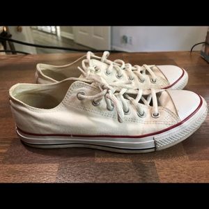 Converse - White Canvas - Chuck Taylor’s sz 9